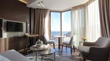 Junior-svíta - sjávarsýn | Stofa | 32-tommu LED-sjónvarp með gervihnattarásum, sjónvarp.