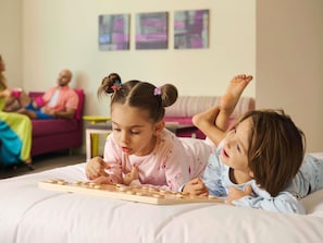Familienzimmer, Mehrere Betten (Classic) | Minibar, Zimmersafe, Schreibtisch, laptopgeeigneter Arbeitsplatz