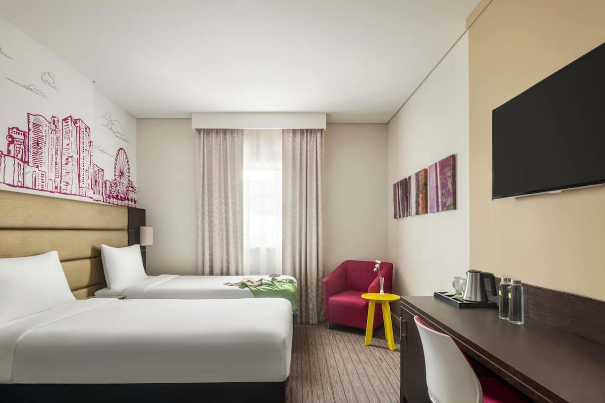 Habitación clásica, 2 camas individuales | Minibar, caja de seguridad en la habitación y escritorio