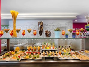 Un buffet proposant une variété de plats et de boissons.