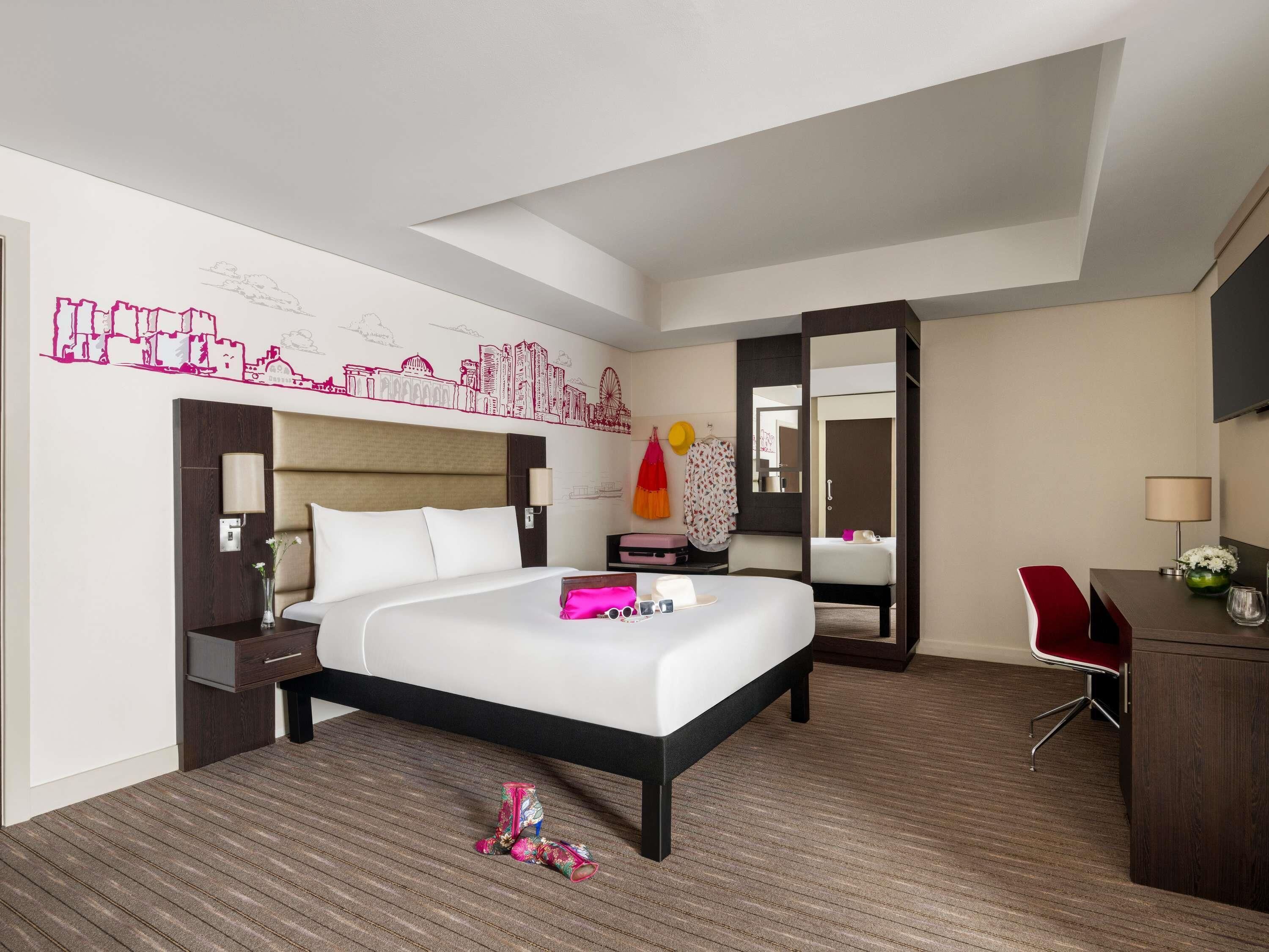 Familienzimmer, Mehrere Betten (Classic) | Minibar, Zimmersafe, Schreibtisch, laptopgeeigneter Arbeitsplatz