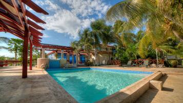 Kolam renang outdoor