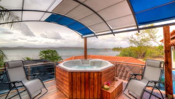 Vila Deluks, 1 kamar tidur, hot tub, pemandangan teluk | 1 kamar tidur, minibar, brankas, dan didekorasi berbeda-beda