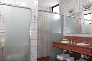 Suite presidencial | Baño | Artículos de higiene personal gratuitos y toallas