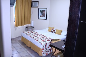 Chambre, accessible aux personnes à mobilité réduite | Literie de qualité supérieure, minibar, bureau, rideaux occultants
