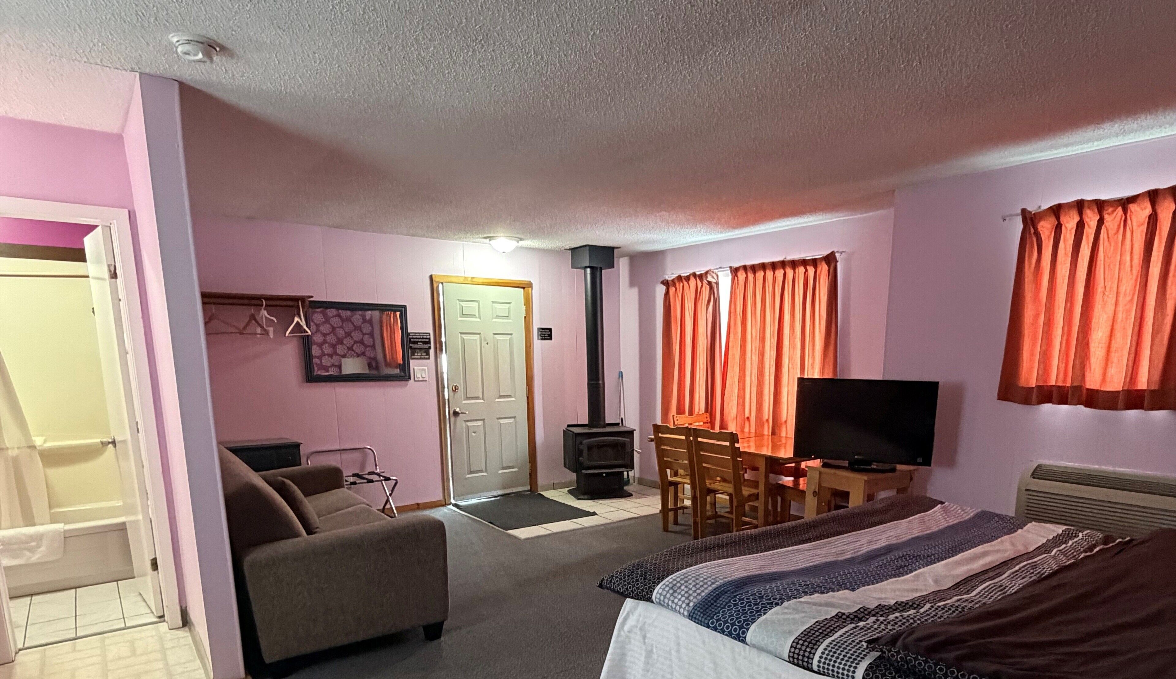 Suíte estúdio, 1 cama King, lareira | 1 quarto, Wi-Fi de cortesia, roupa de cama