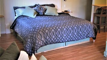 Deluxe Studio Suite, 1 King Bed, Fireplace | 1 bedroom, free WiFi, bed sheets