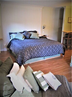 Studiosuite – deluxe, 1 kingsize-seng, peis | 1 soverom, wi-fi (inkludert) og sengetøy