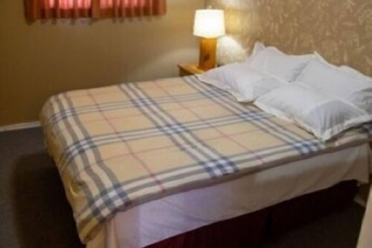 Cottage, 1 Bedroom, Fireplace  (Pet Friendly) | 1 soverom, wi-fi (inkludert) og sengetøy