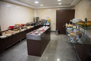 Café da manhã com buffet grátis todos os dias