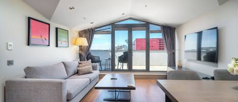 Suite, teras | Seprai premium, brankas, meja kerja, dan tirai kedap cahaya