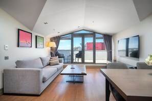 Ropa de cama de alta calidad y caja de seguridad en la habitación 