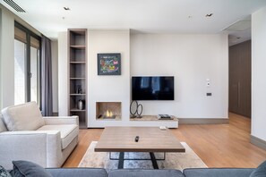 Ropa de cama de alta calidad y caja de seguridad en la habitación 