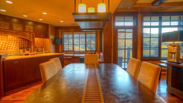 Condo, 3 Bedrooms | In-room dining