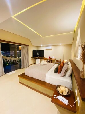 Luxury-Suite | Minibar, Zimmersafe, individuell dekoriert, Schreibtisch