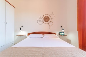 Tabla de planchar con plancha, cunas, wifi gratis y ropa de cama 