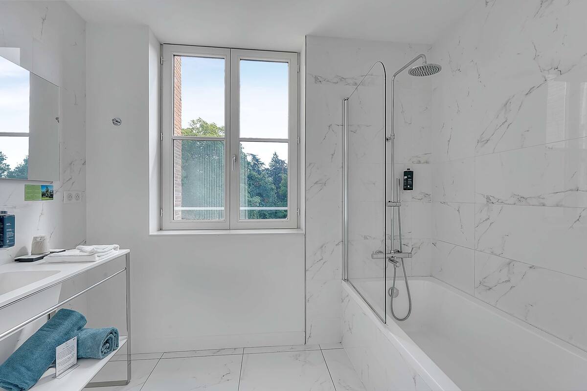 deluxe room, 1 king bed, non smoking (larger room;twin bed on request) | bathroom | shower, free toiletries, hair dryer, towels