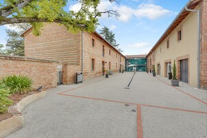 高级房, 无烟房 | 高档床上用品、客房内保险箱、特色装修、办公桌