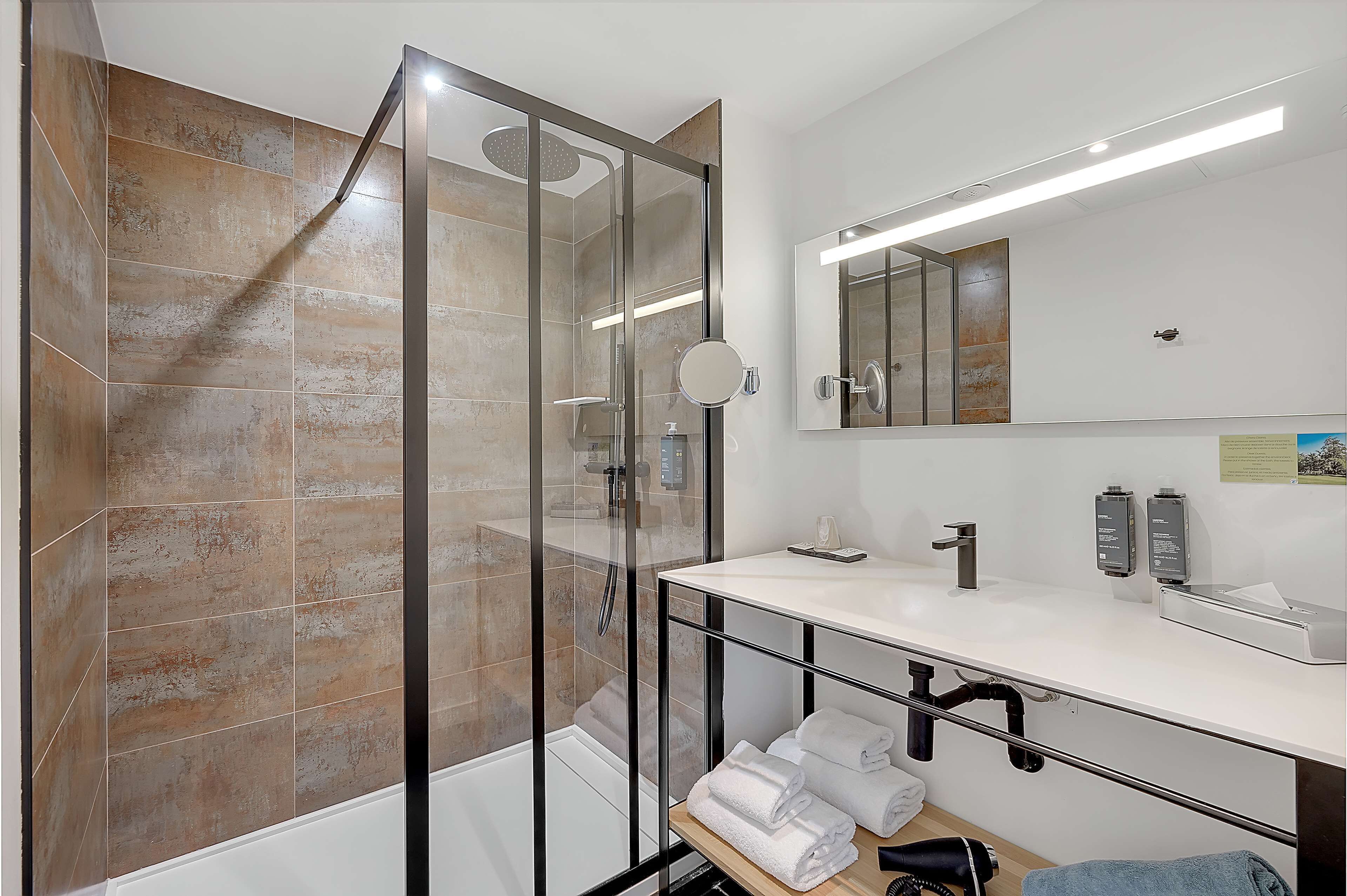 shower, free toiletries, hair dryer, towels