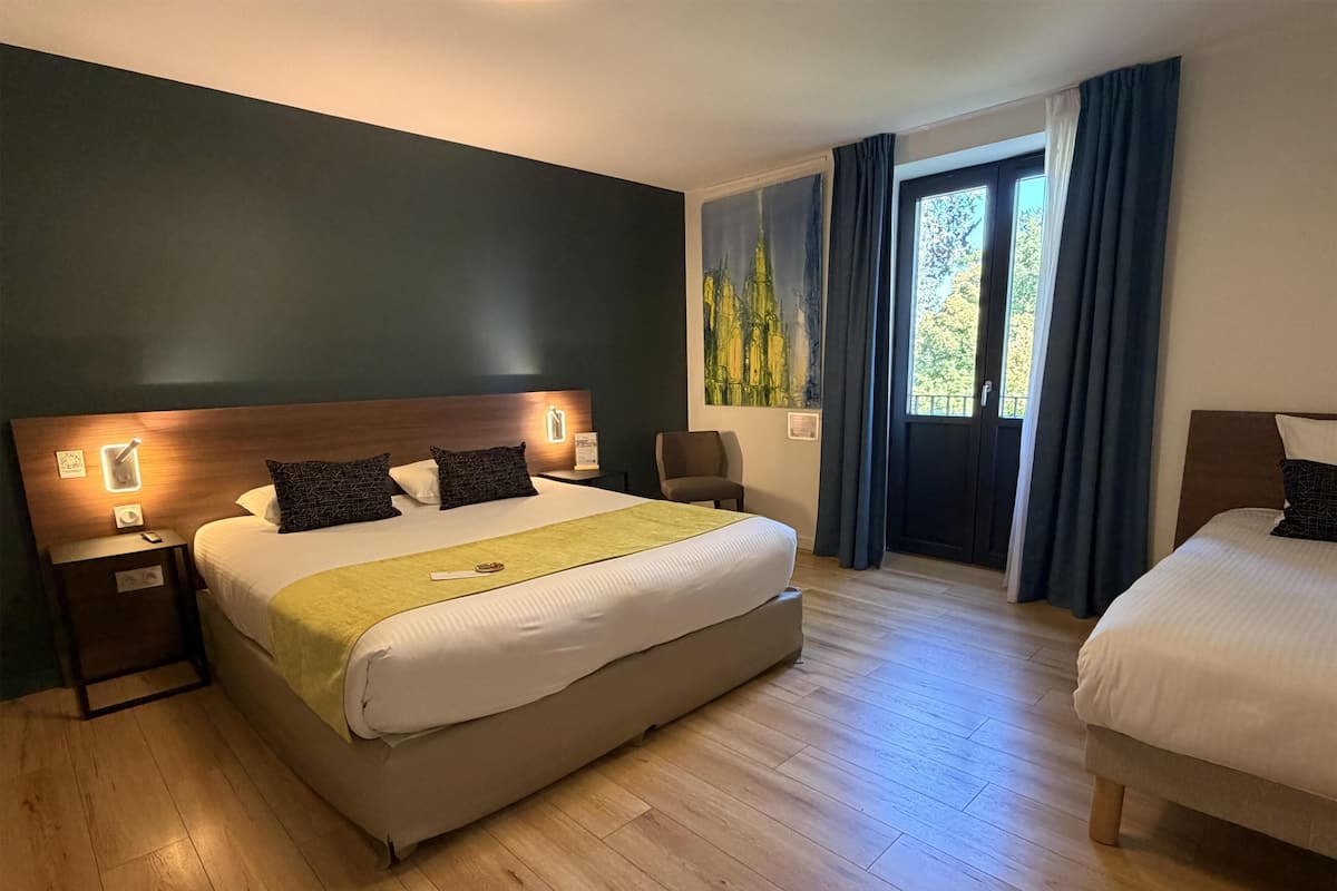 Superior-huone, tupakointi kielletty | Ylelliset vuodevaatteet, tallelokero huoneessa