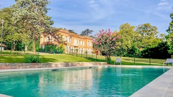 Seasonal outdoor pool, open 8:00 AM to 8:00 PM, sun loungers