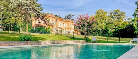 Piscina stagionale all'aperto, lettini