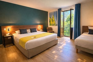 Ropa de cama de alta calidad y caja de seguridad en la habitación