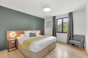 Premium bedding, in-room safe, individually decorated, desk - Best Western Premier Le Domaine de Montjoie (Ramonville-Saint-Agne)