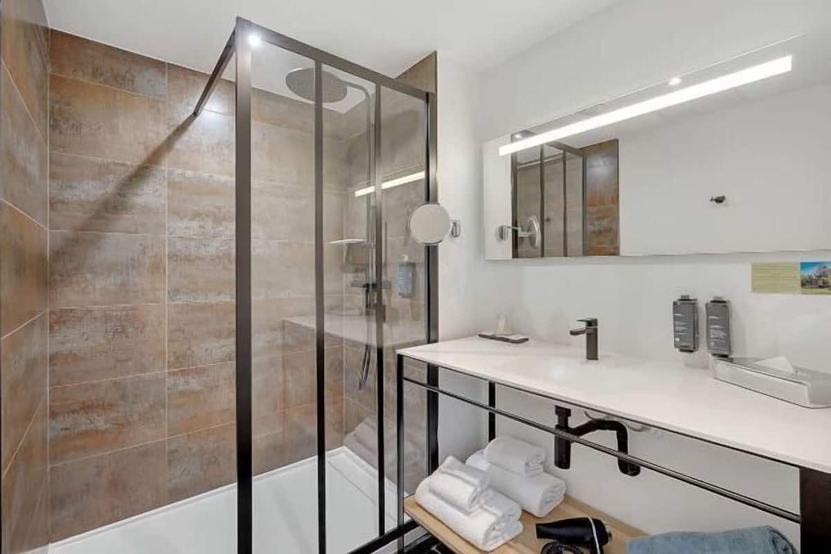Regadera, amenidades de baño gratuitas, secadora de cabello, toallas