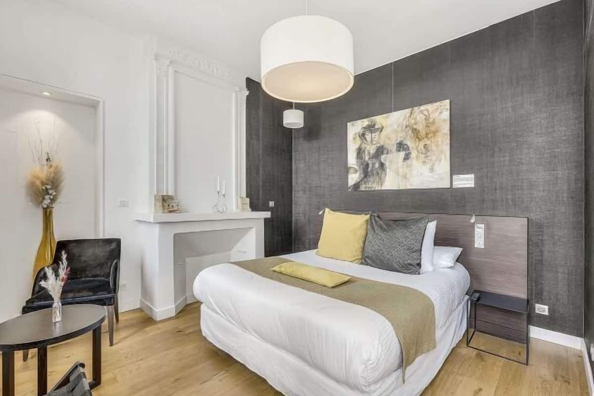 Ropa de cama de alta calidad y caja de seguridad en la habitación