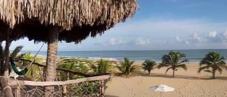 Plage, chaises longues, serviettes de plage