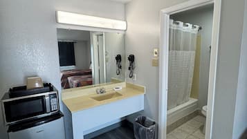 Habitación estándar, 1 cama Queen size | Baño | Tina con regadera, amenidades de baño gratuitas, secadora de cabello
