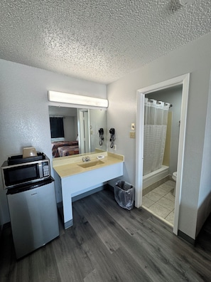 1 Bed Standard Room | Bathroom