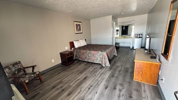 1 Bed Standard Room | Desk, iron/ironing board, free WiFi, bed sheets