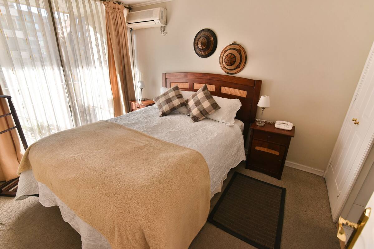 Appartement, 1 slaapkamer | Luxe beddengoed, een kluis op de kamer, een bureau