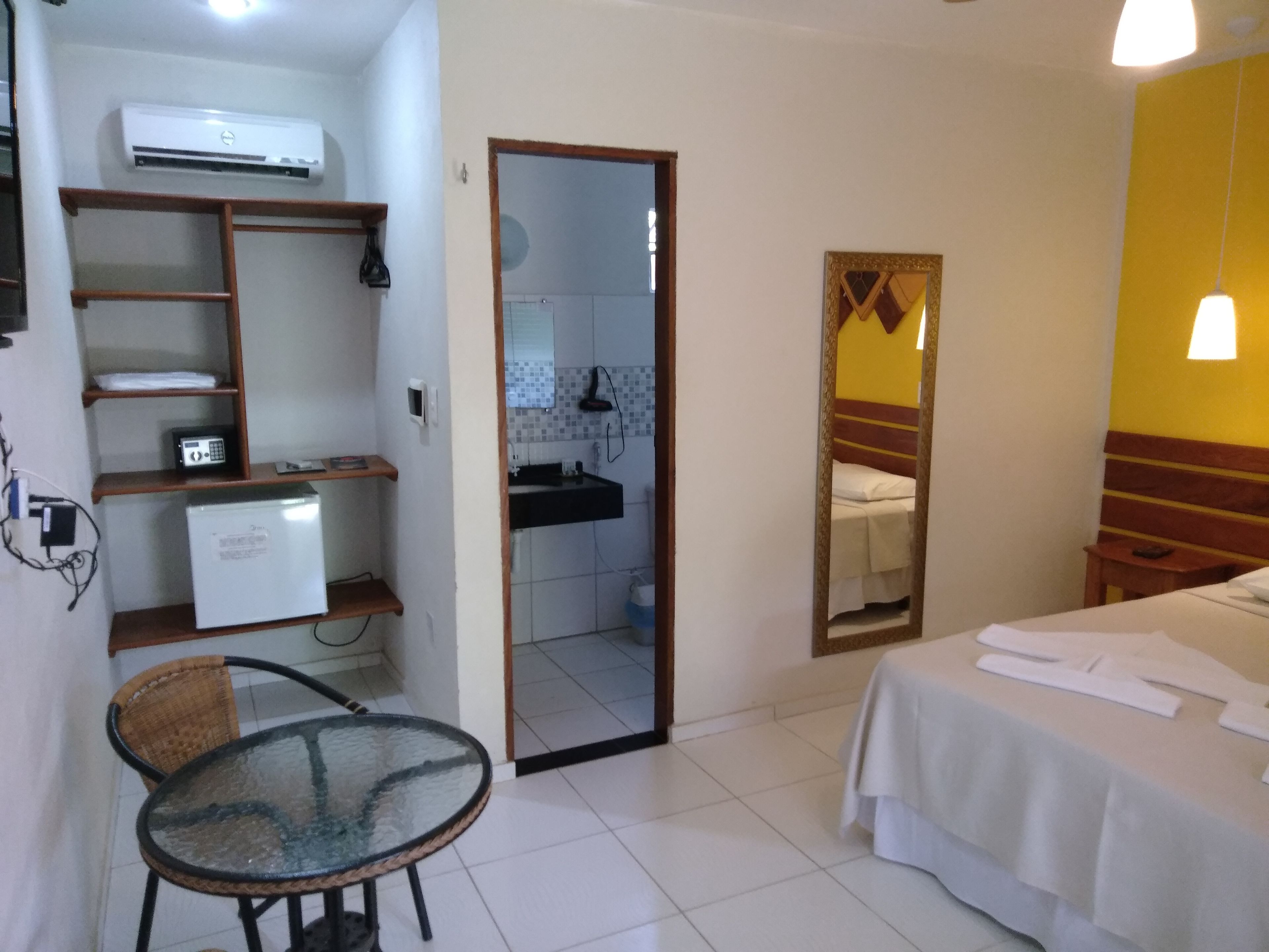 Minibar, coffres-forts dans les chambres, bureau, rideaux occultants