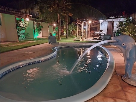 Piscina externa, funciona das 7h às 22h, espreguiçadeiras. Pousada Gostoso Village