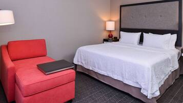 Roupas de cama premium, escrivaninha, cortinas blackout