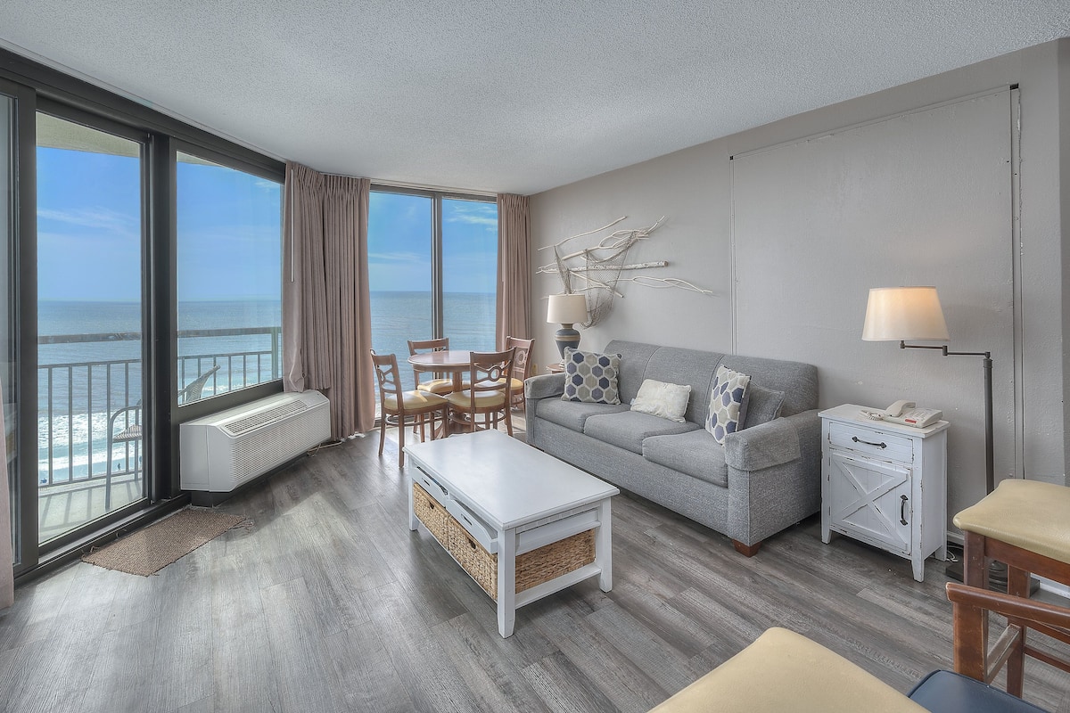 Deluxe Condo, 1 Bedroom, Balcony, Oceanfront (906) | Living area | TV
