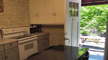 Studio Suite | Private kitchen | Mini-fridge