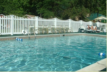 Una piscina al aire libre de temporada