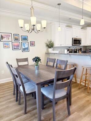 Dining - Peachy Palms, sleeps 9, fenced yard, POOL! (Murrells Inlet)