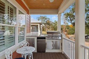 Outdoor dining - Peachy Palms, sleeps 9, fenced yard, POOL! (Murrells Inlet)