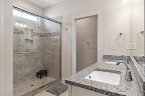 Shower, hair dryer, towels, soap - Peachy Palms, sleeps 9, fenced yard, POOL! (Murrells Inlet)