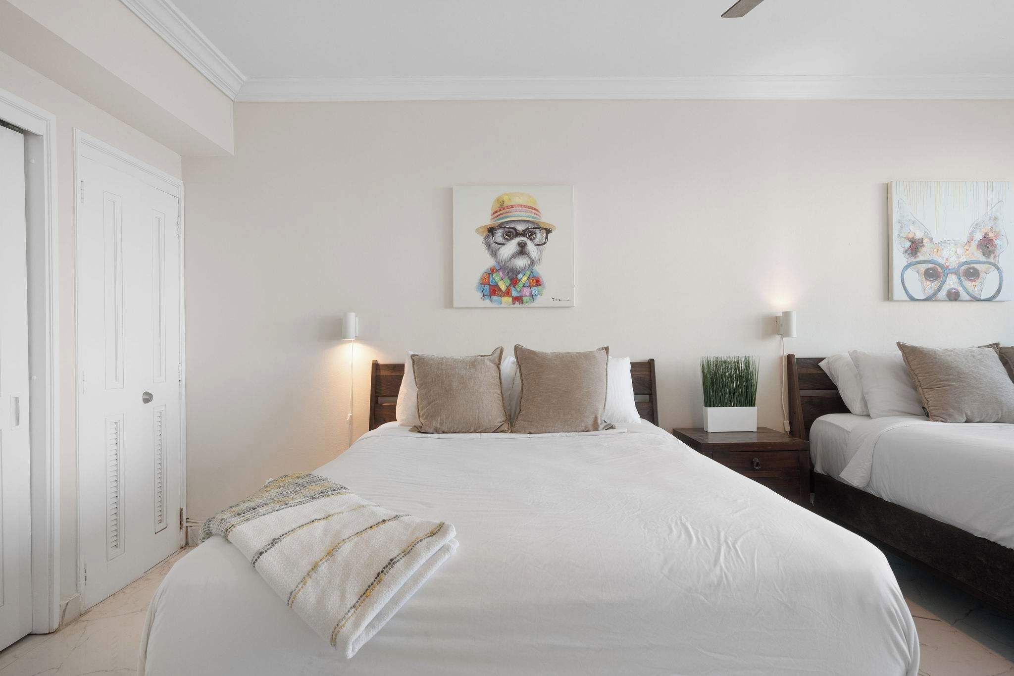 Una camera da letto con un letto grande, due comodini e una lampada a parete.