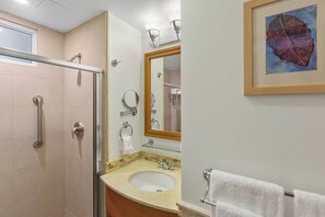 Shower, hair dryer, towels, shampoo - Scenic Studio ° Lagoon Views & Private Balcony (San Juan)