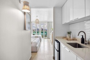 1 bedroom, desk, WiFi, bed sheets - Modern Studio ° Lagoon View & Private Balcony (San Juan)