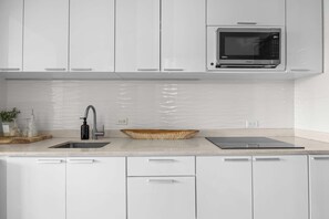 Fridge, microwave, stovetop, cookware/dishes/utensils - Modern Studio ° Lagoon View & Private Balcony (San Juan)