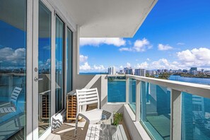 Property grounds - Modern Studio ° Lagoon View & Private Balcony (San Juan)