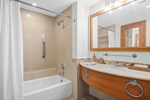 Shower, hair dryer, towels, shampoo - Modern Studio ° Lagoon View & Private Balcony (San Juan)